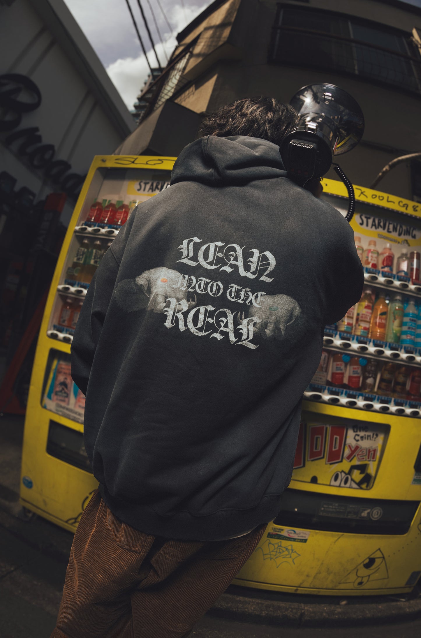 【予約】”LEAN INTO THE REAL” PULLOVER HOODIE BLACK