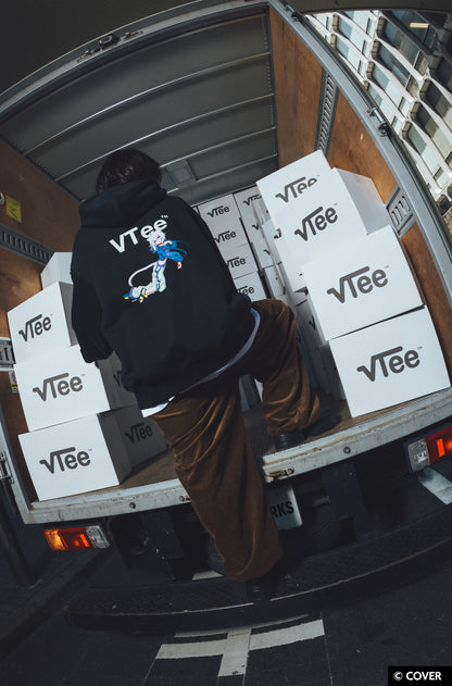 【予約】VTee x Nekomata Okayu PULLOVER HOODIE BLACK