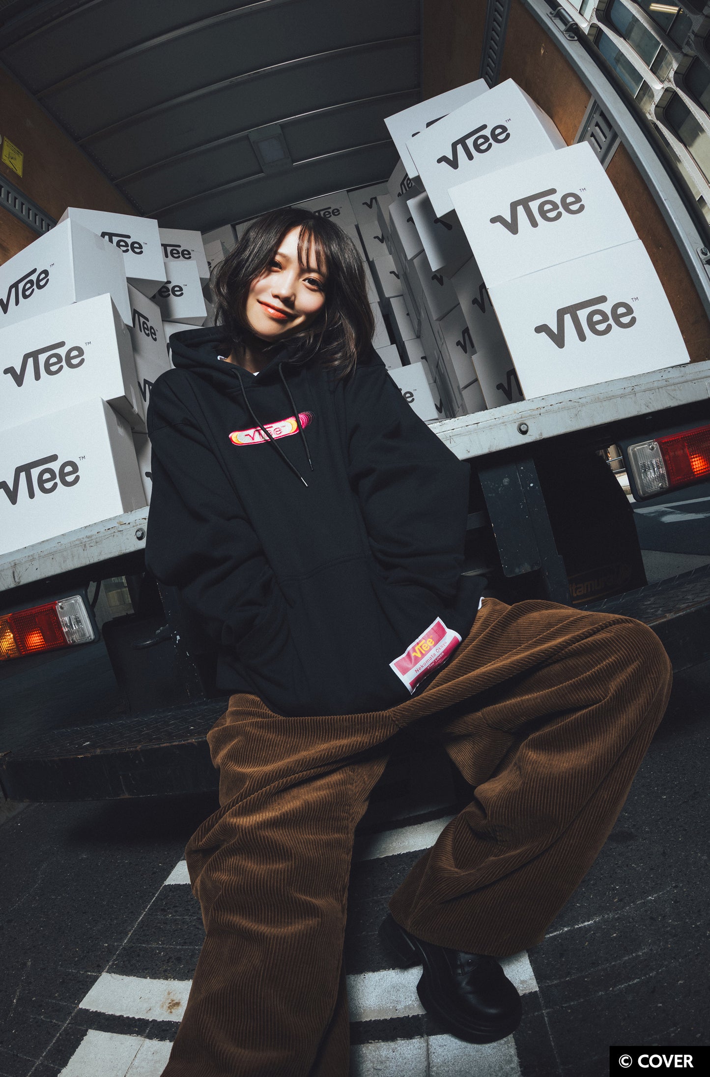 【予約】VTee x Nekomata Okayu PULLOVER HOODIE BLACK