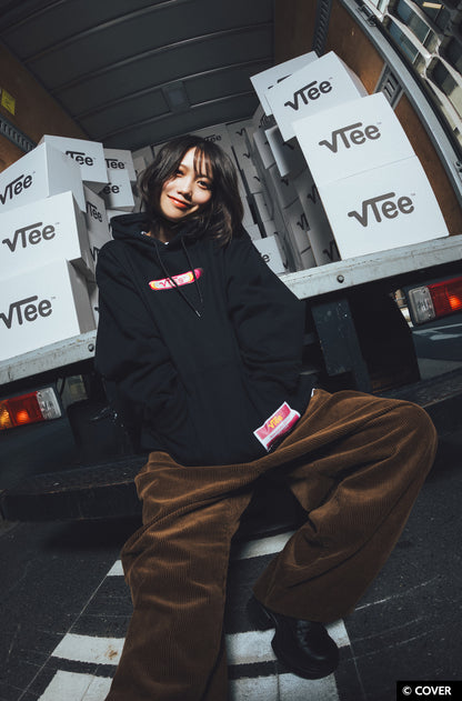 【予約】VTee x Nekomata Okayu PULLOVER HOODIE BLACK